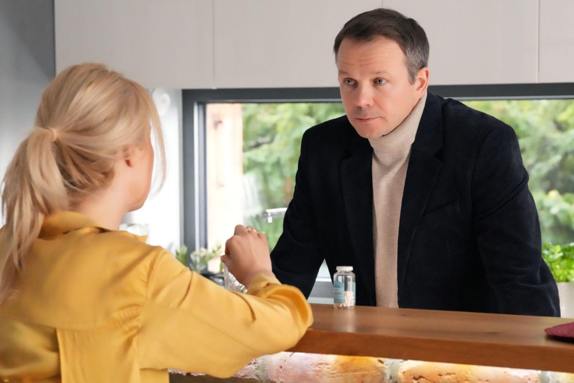 Barwy szczęścia odc. 3392 po wakacjach. Bruno (Lesław Żurek), Karolina (Marta Dąbrowska)