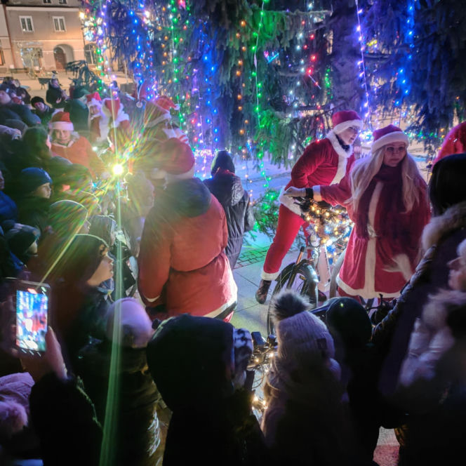 Mikołaje na rowerach wkręciły Łomżę w świąteczny klimat!