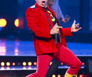 Czadoman przyjmuje księdza jak króla. Biały obrus, świeczki i kolacja na bogato