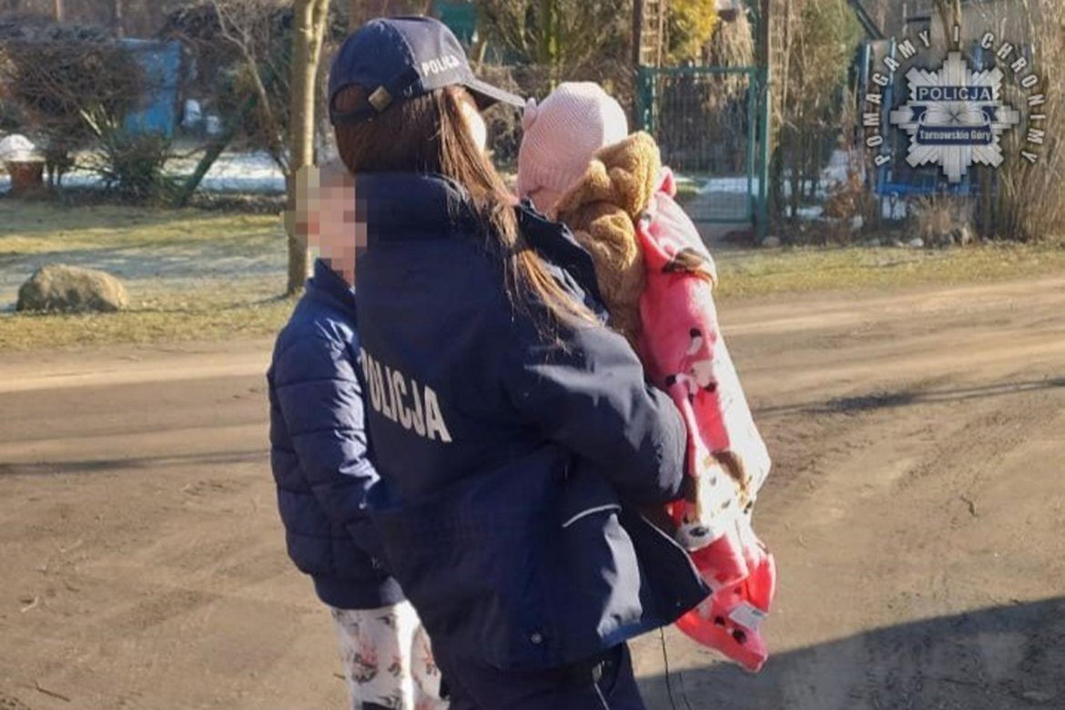 Pilna ewakuacja domu wielorodzinnego. Dzieci zawiadomiły służby o pożarze