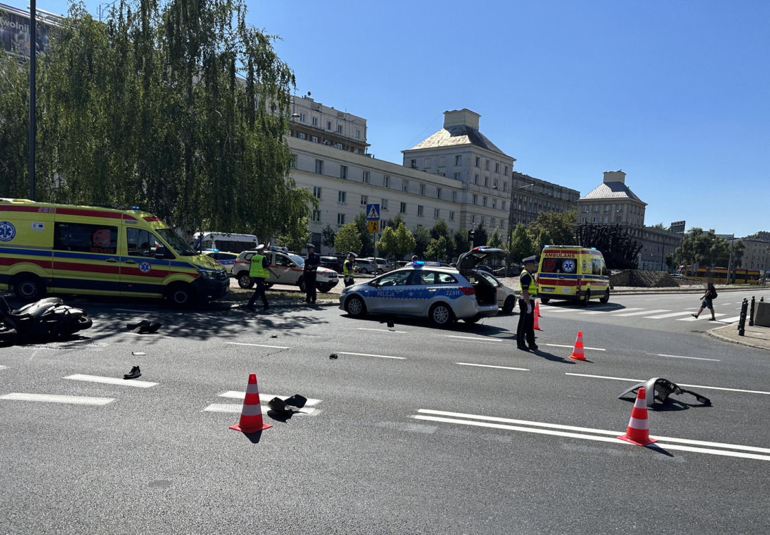 Koszmarny wypadek w Śródmieściu. Dwie osoby ranne, droga zablokowana
