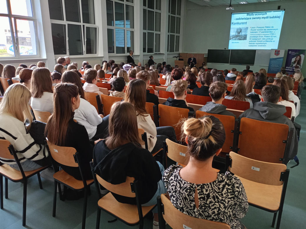 Podczas Festiwalu Nauki i Sztuki każdy chętny może brać udział w wykładach, warsztatach i innych wydarzeniach odbywających się w Uniwersytecie