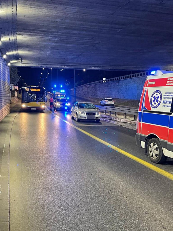 Koszmarny wypadek w Warszawie. Starszy mężczyzna na oczach żony wbiegł pod koła pędzącego auta