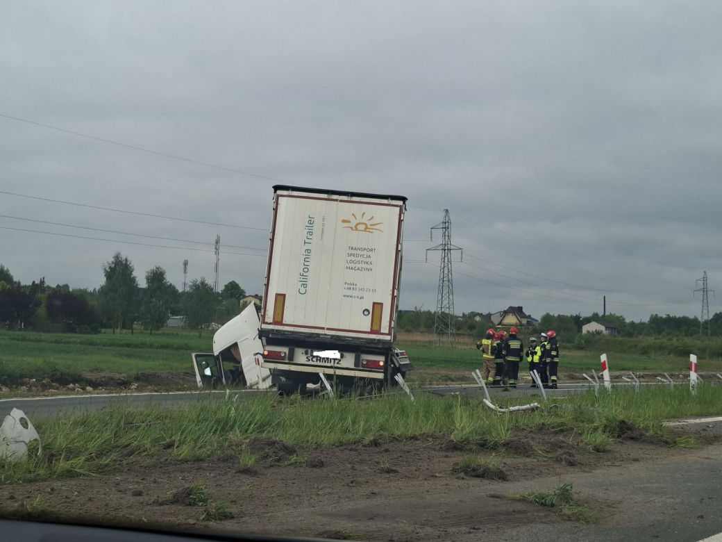 Ciężarówka blokuje przejazd obwodnicą Wąchocka