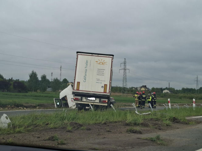 Ciężarówka blokuje przejazd obwodnicą Wąchocka