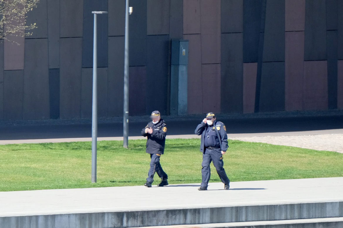 Strażnicy nie noszą maseczek. Skandaliczne zachowanie