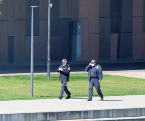 Strażnicy nie noszą maseczek. Skandaliczne zachowanie