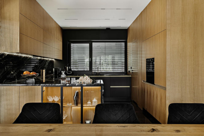 Między minimalizmem a złotym detalem. Elegancki dom w Katowicach