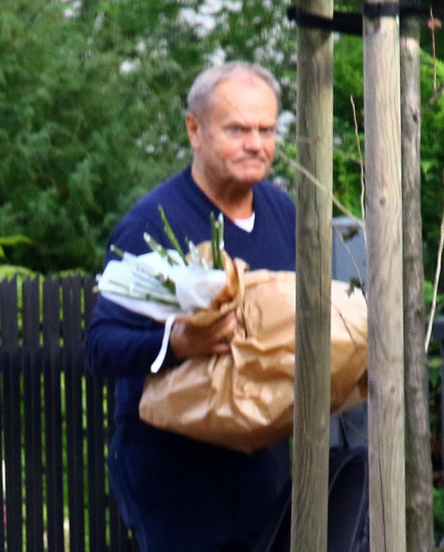 Donald Tusk obsypał żonę kwiatami