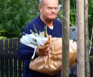 Donald Tusk obsypał żonę kwiatami