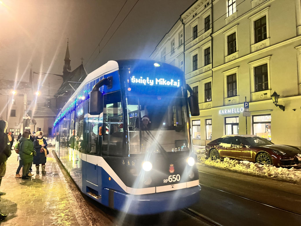 Święty Mikołaj jechał w krakowskim tramwaju 