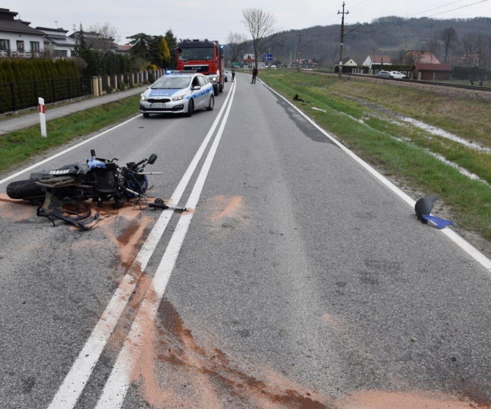 Gromnik. 23-letni motocyklista UDERZYŁ w bariery energochłonne. Wylądował kilkadziesiąt metrów od maszyny