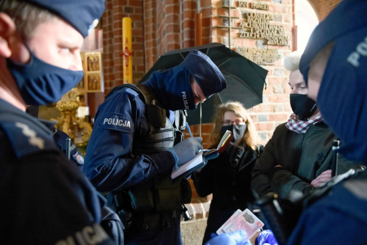 Poznań: Protest w sprawie aborcji w katedrze! "Katoliczko nie jesteś sama" [ZDJĘCIA] 