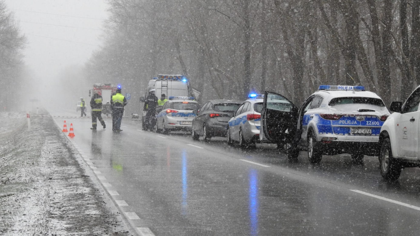Koszmarny wypadek od Mińskiem Mazowieckim. Osobówka zmiażdżona przez tira, kierowca nie żyje