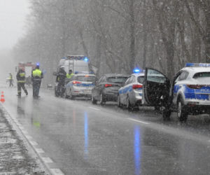 Koszmarny wypadek od Mińskiem Mazowieckim. Osobówka zmiażdżona przez tira, kierowca nie żyje