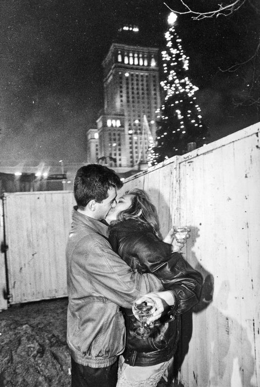 Całująca się para, sylwester pod PKiN w Warszawie, 1990. 
