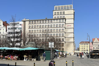 Mało brakowało, a projektowałby go legendarny Hans Poelzig. Pozwolenie na budowę wydały 54 urzędy, a przed ścięciem wrocławski wieżowiec uratowała wojna