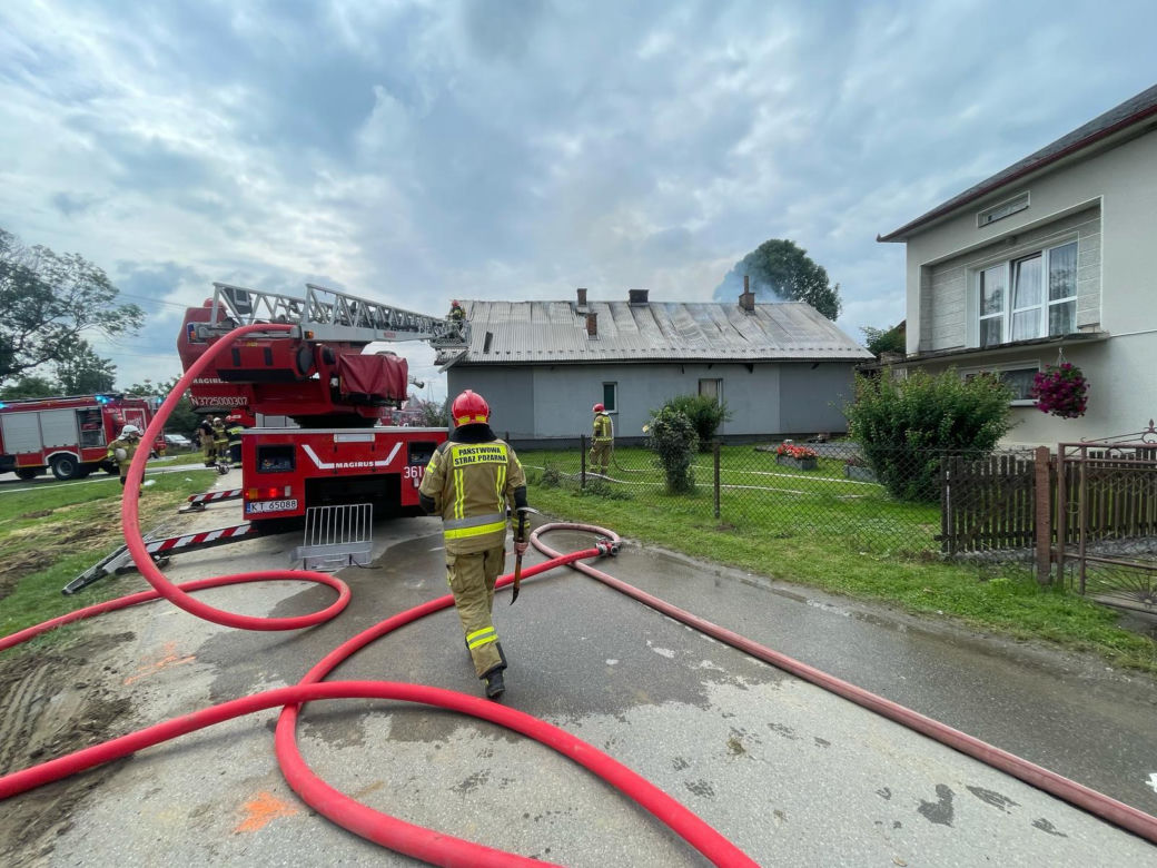 Pożar domu w miejscowości Glów koło Radłowa. Na miejscu 10 zastępów straży pożarnej