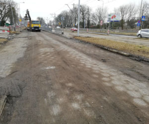 Podbudowa betonowa (trylinka) jezdni wyjazdowej al. Wojska Polskiego po sfrezowaniu warstw bitumicznych