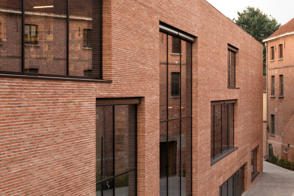Architektoniczna utopia? Siedziba miejskiej biblioteki i Akademii Sztuk Performatywnych w Aalst