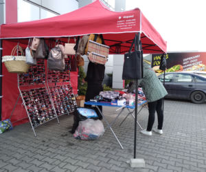 Zamość: Handel przed galerią Revia Park. Sprzedawcy przenieśli się przed galerię