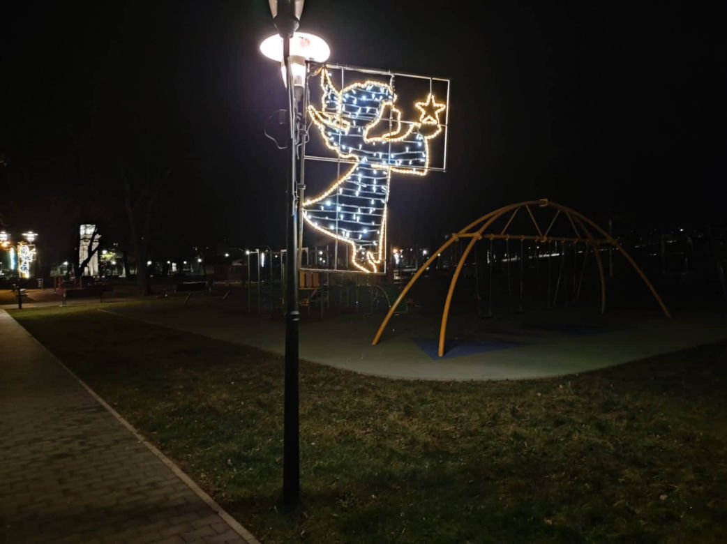 Tarnów. Świąteczna iluminacja już rozbłysła. Tak wygląda choinka na pl. Kazimierza