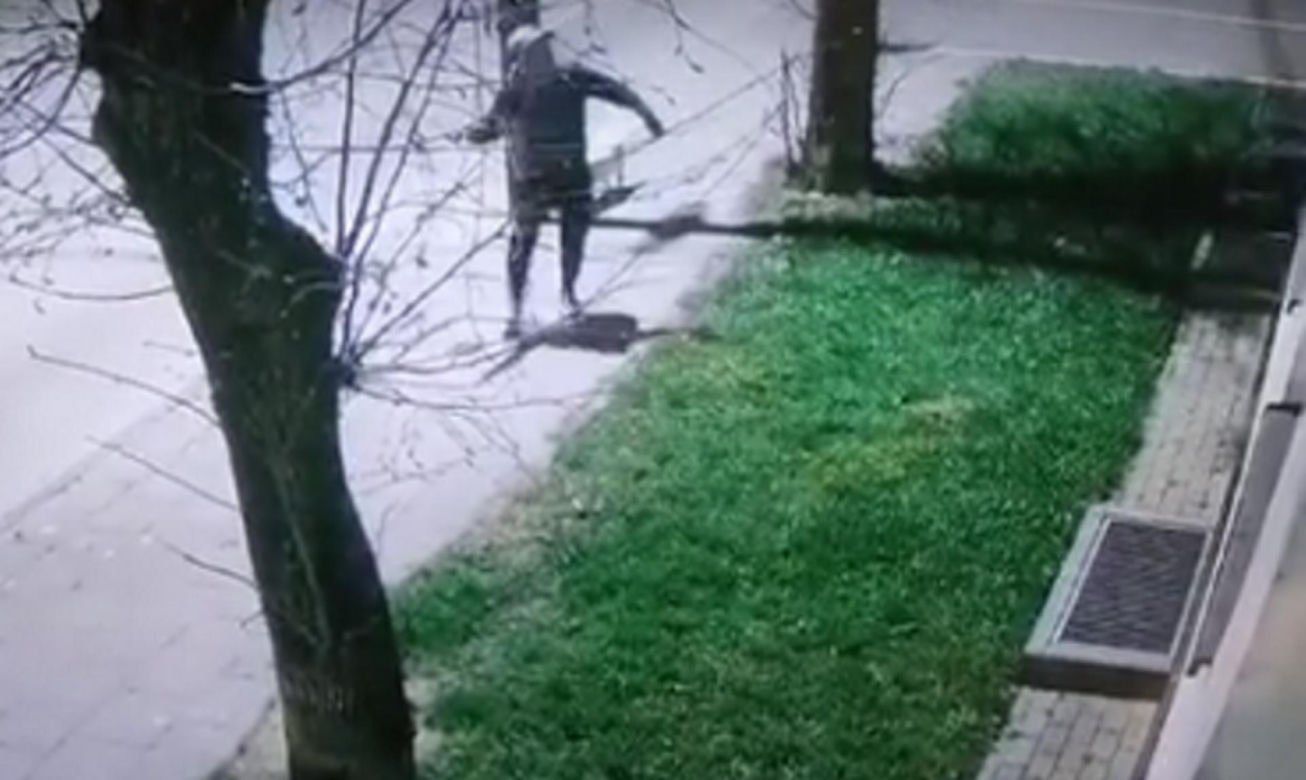 Dźwięk tłuczonej szyby poderwał na nogi policjantów! Groza w komendzie. Nagranie mówi wszystko