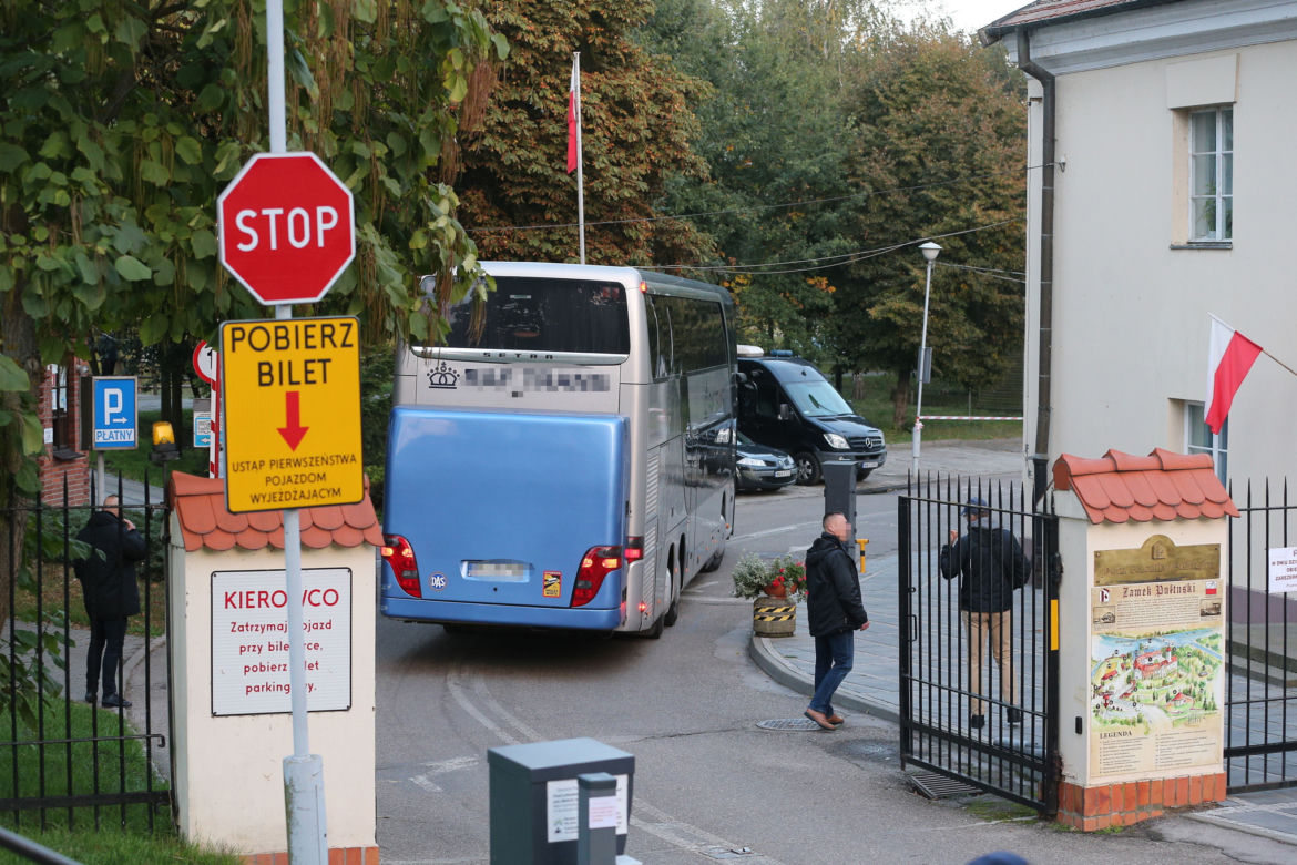 Posłowie PiS jechali autokarem a Kaczyński limuzyną