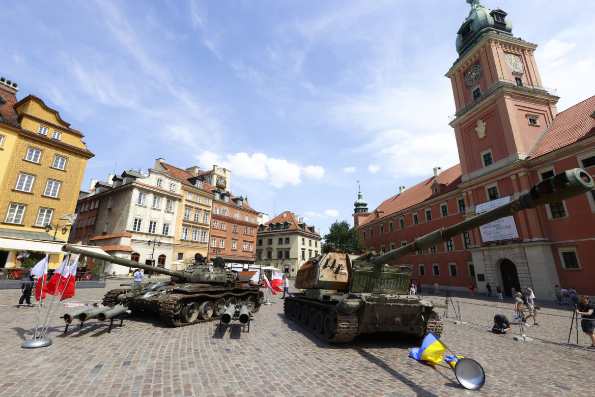 Rosyjskie czołgi w Warszawie! Pancerne bestie straszą na Placu Zamkowym