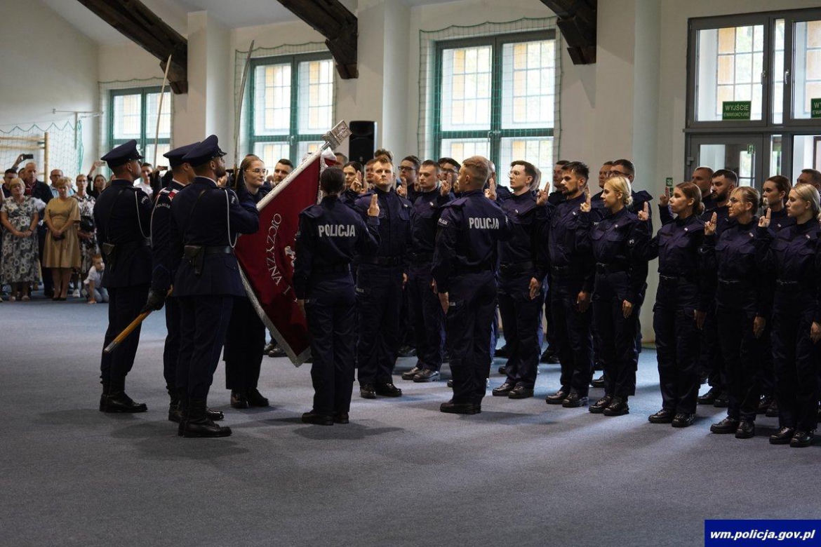 Ślubowanie nowych policjantów w Olsztynie. W szeregi wstąpiło 47 funkcjonariuszy [ZDJĘCIA]