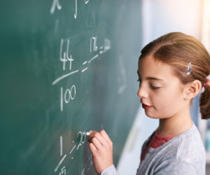 Słabe oceny dziecka? Ten nawyk rodziców robi największą różnicę