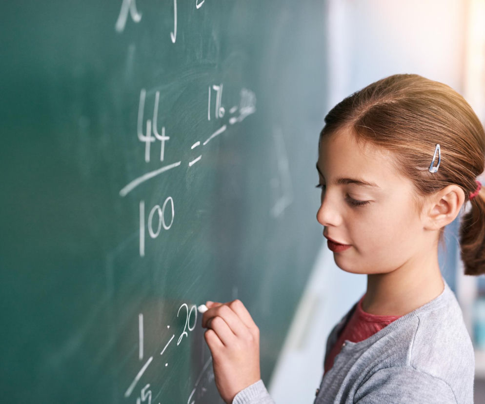 Słabe oceny dziecka? Ten nawyk rodziców robi największą różnicę