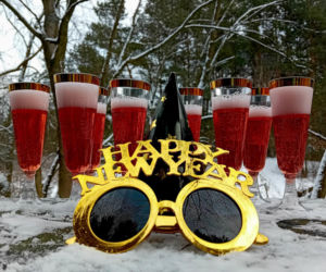 Kolorowe pożegnanie roku w lodowatej wodzie. Morsowy Sylwester 2025/2026 z grupą „Mors Może Więcej”