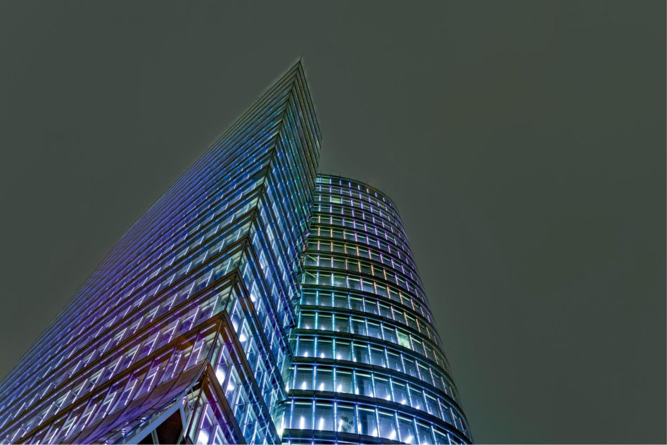 Światło ukryte w fasadzie. Uniqa Tower, Wiedeń, proj. Heinz Neuman & Partners