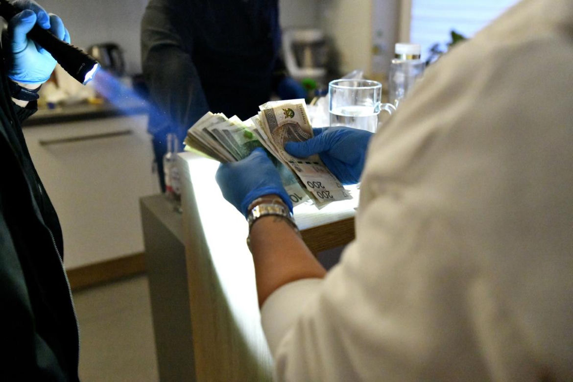 Policja rozbiła grupę handlującą narkotykami. Zatrzymano 12 osób
