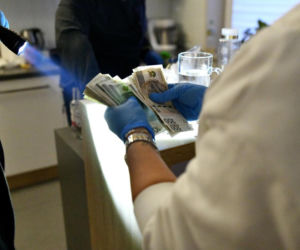 Policja rozbiła grupę handlującą narkotykami. Zatrzymano 12 osób