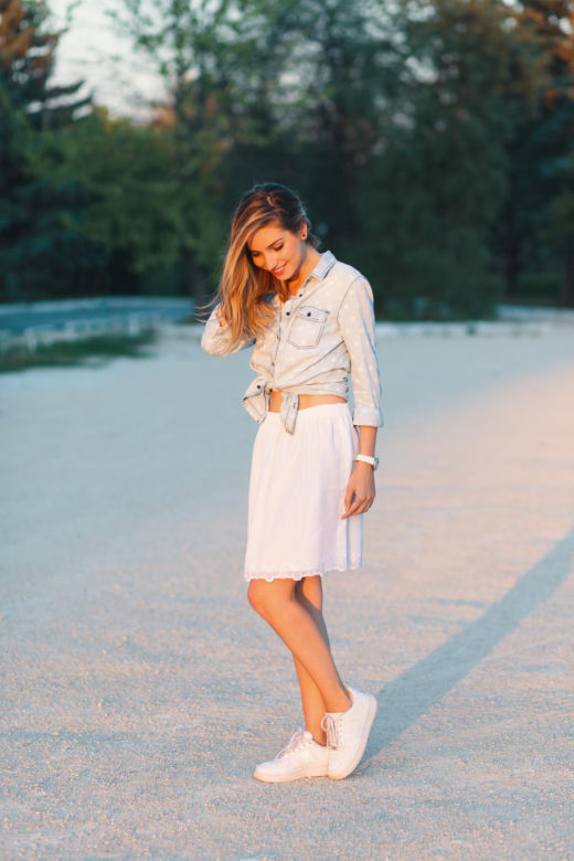 Białe sneakersy to must have w letniej garderobie. Z czym je łączyć, żeby wyglądać jak prawdziwa it-girl?