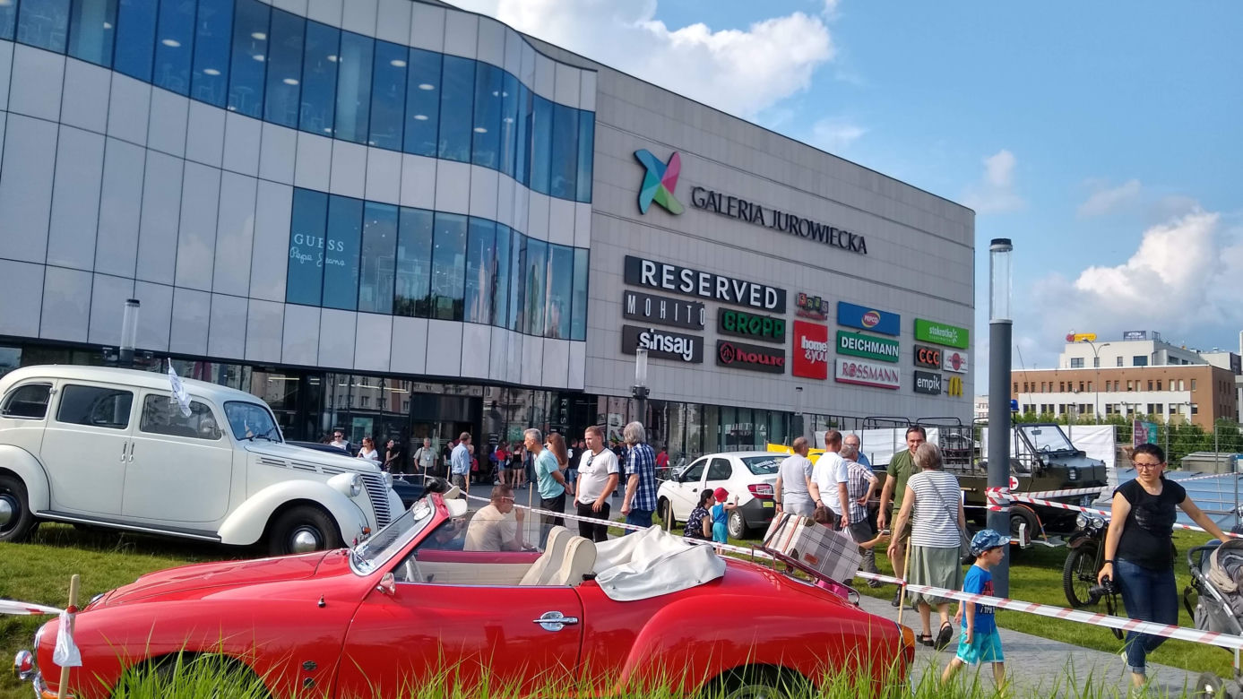 15. Białostocki Rajd Moto Retro. Wystawa samochodów przed Galerią Jurowiecką [ZDJĘCIA]