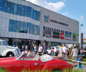 15. Białostocki Rajd Moto Retro. Wystawa samochodów przed Galerią Jurowiecką [ZDJĘCIA]