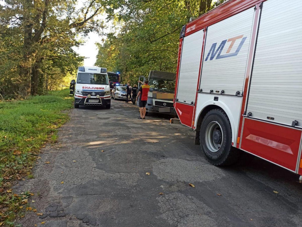 Fiat holował fiata, wszystko skończyło się w rowie. Interweniowała załoga śmigłowca LPR