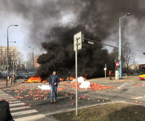 Protesty rolników w Warszawie. Palenie opon i świńskie łby na placu Zawiszy