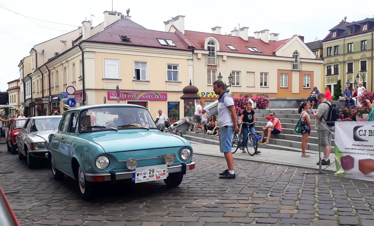 XX Podkarpacki Rajd Pojazdów Zabytkowych - konkurs elegancji na Rynku w Rzeszowie