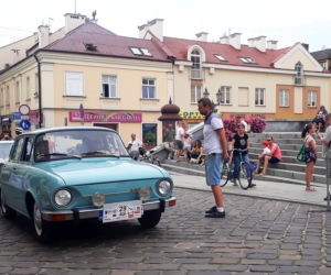 XX Podkarpacki Rajd Pojazdów Zabytkowych - konkurs elegancji na Rynku w Rzeszowie