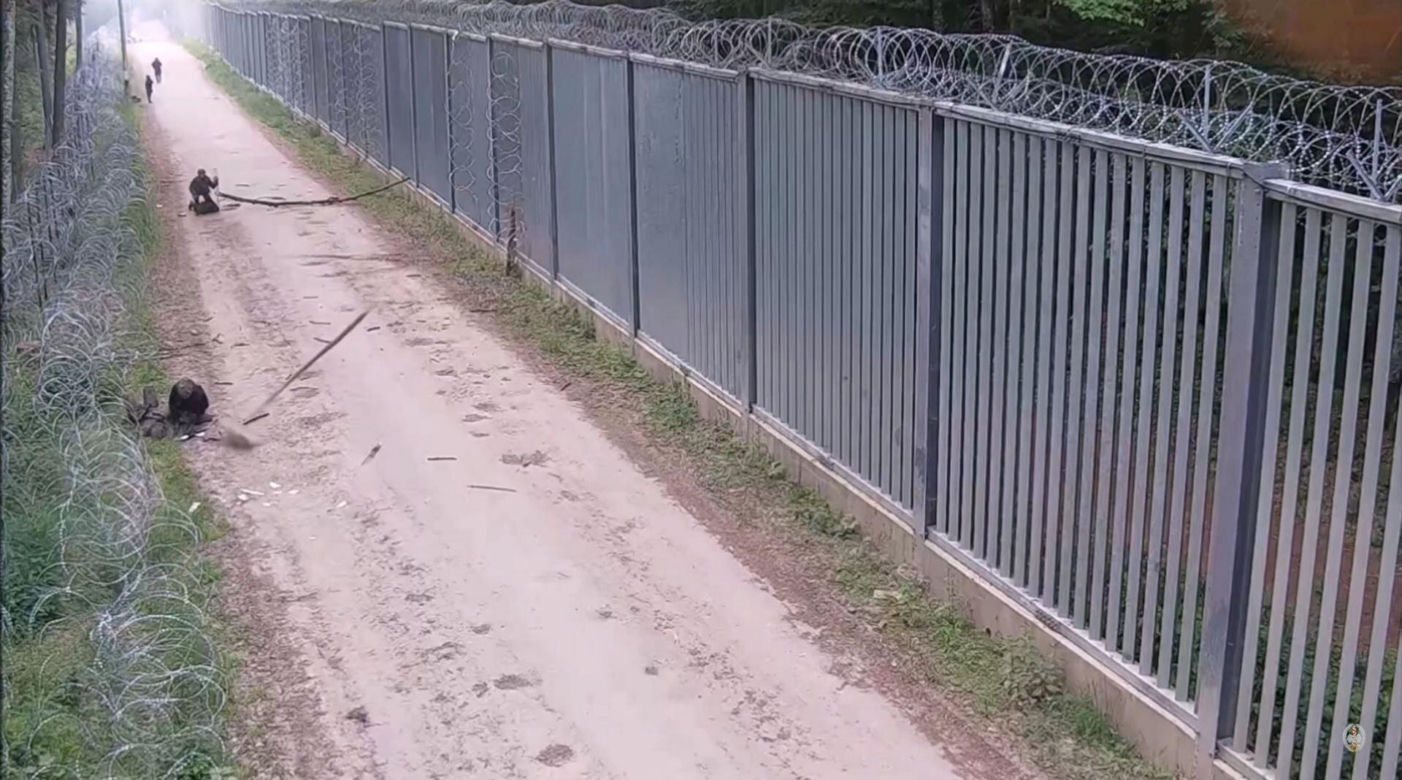 Polski żołnierzy ugodzony nożem. Brutalne starcia z migrantami na granicy polsko-białoruskiej [ZDJĘCIA].