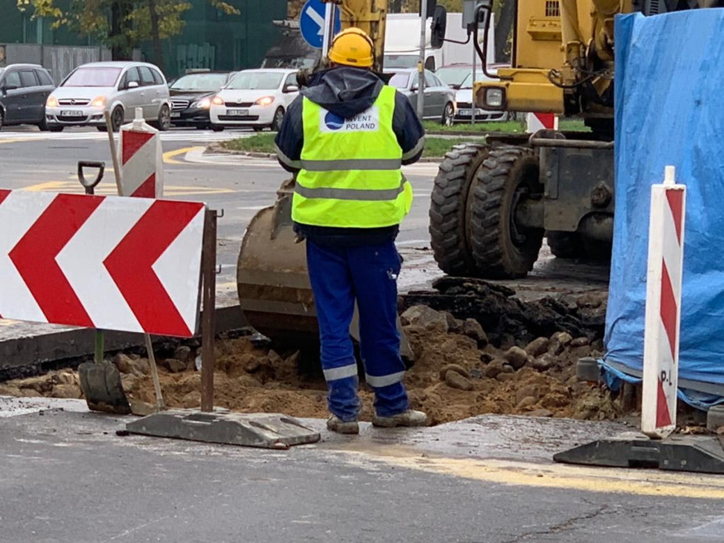 Poważna awaria na Mokotowie. Woda podmyła asfalt, wielkie utrudnienia
