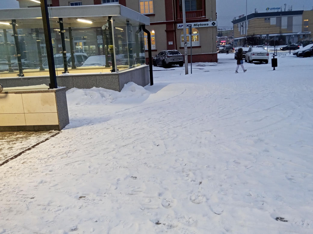 Zima w Świętokrzyskiem. Skarżysko-Kamienna w białym puchu. Zobacz zdjęcia