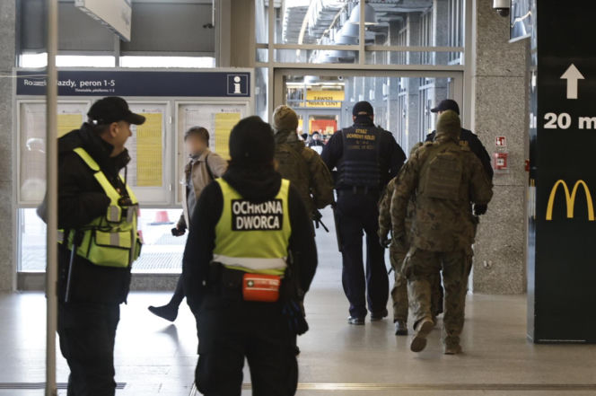 Warszawa. Wojsko na stacjach kolejowych