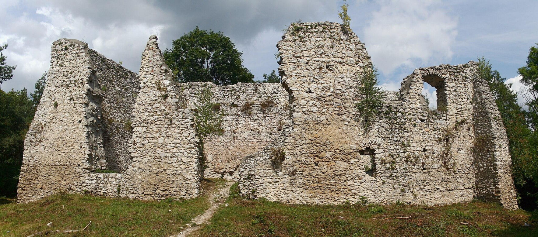 Ta wieś w Małopolsce przez ponad 100 lat była miastem. Średniowieczny zamek przekształcono tam w kościół 