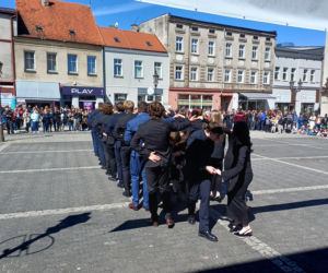Polonez maturzystów z I LO na rynku w Ostrzeszowie