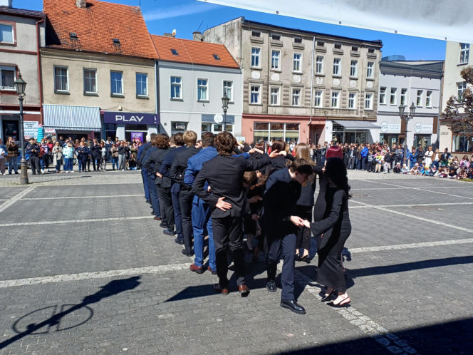 Polonez maturzystów z I LO na rynku w Ostrzeszowie